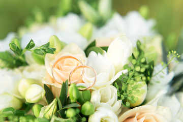 Свадебный букет невесты и кольца © marinamelnikova