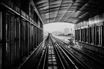 Obraz premium subway tracks in the united arab emirates