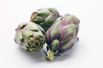 Fototapeta premium drei Artischocken auf weißem Papier
