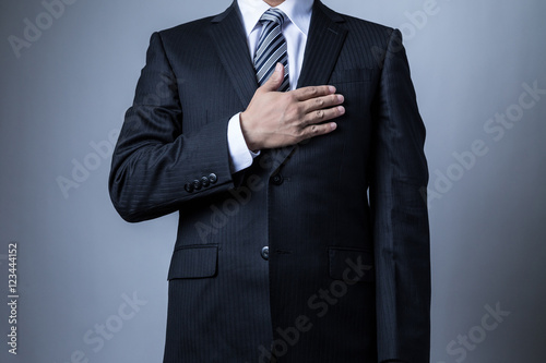 スーツを着ているビジネスマン 胸に手を当てる Wall Mural Aijiro スーツを着ているビジネスマン 胸に手を当てる Wall Mural Aijiro