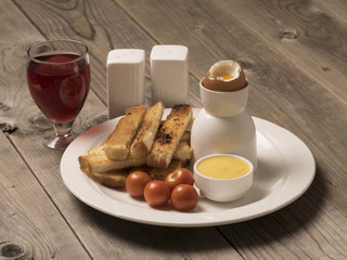 Egg with hollandaise sauce and soldiers