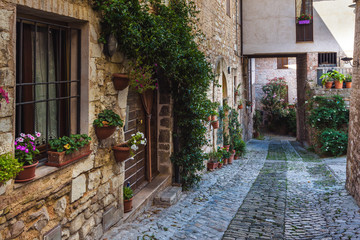 Fototapeta na wymiar Nooks and streets of the beautiful Italian towns in Umbria.