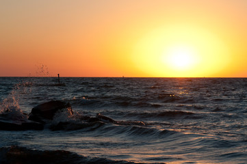 Obraz premium Landschaftsaufnahme. Sonnenaufgang am Insel Rügen. Unendlichkeit von der Ostsee 