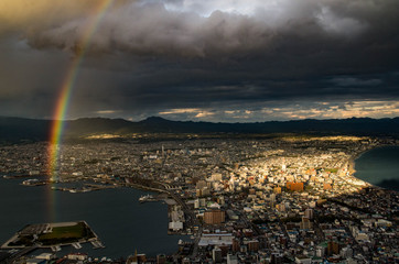虹のかかった函館