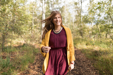 Frau hat Spaß beim Spaziergang im Herbst