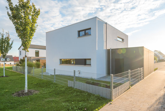 Modernes Cubus-Einfamilienhaus im Gr&uuml;nen