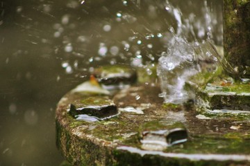 Przeciekająca rura z fontanny