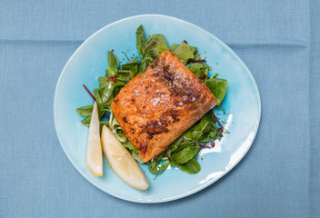 Gebratenes Lachsfilet mit Fleur de Sel auf gemischtem Salat