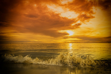 Obraz premium abstract sunset scene in the sea with vintage orange filter