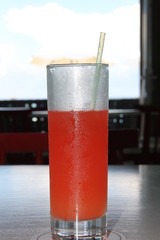 холодный вкусный красный коктейль Маргарита в высоком стакане с трубочкой