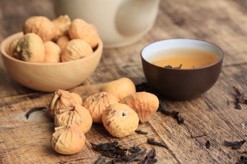dried figs and hot tea