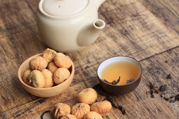 dried figs and hot tea