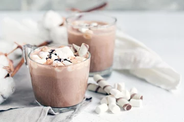 Fotobehang Twee glazen kopjes warme chocolademelk geserveerd met marshmallow - close-up © eygewa