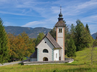 Fototapeta na wymiar Kirche Hl. Geist am Wocheiner See / Slowenien