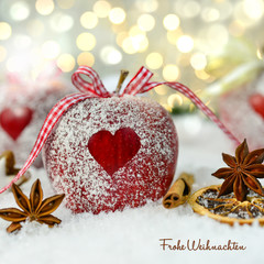 Roter Weihnachtsapfel mit Herz