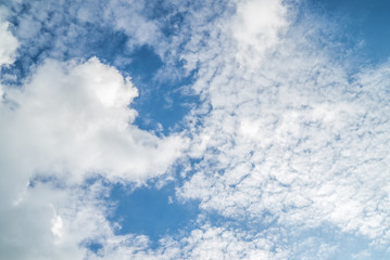 Wolkenhimmel mit einem kleinen Quadrocopter ganz weit oben