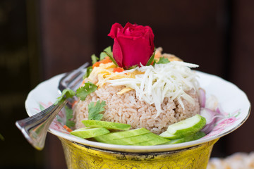 Kao Cluk Ka Pi Mixed Cooked Rice with Shrimp Paste Sauce on white round dish - obrazy, fototapety, plakaty