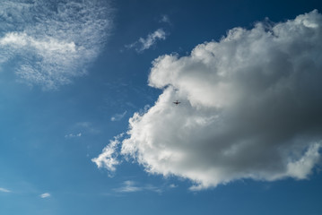 Schäfchenwolke mit einem Quadrocopter