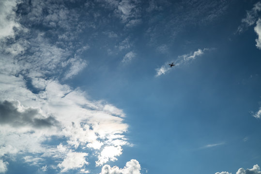 Quadrocopter unterm Wolkenhimmel