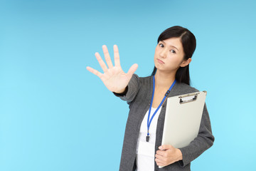 ストップのジェスチャーをする女性