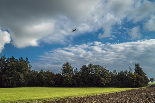 Drohne in der Luft schwankt zwischen Acker und Wiese