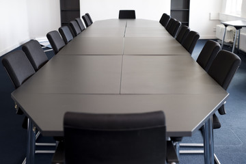 Grosser schwarzer Konferenztisch
