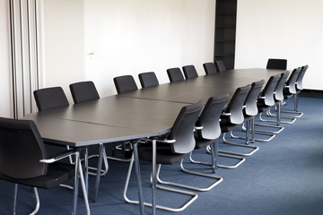 Konferenzraum mit langem Tisch und Stühlen