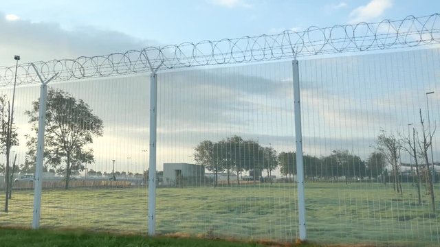 mur de barbelé "anti migrant" de Calais