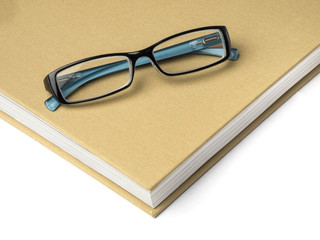 Libro y gafas sobre fondo blanco