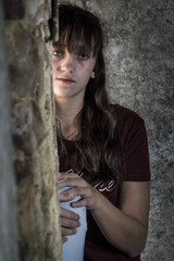 Ojos claros soñadores adolescentes en el ostro de una chica rubia.