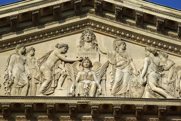 Fototapeta premium Bas-relief de la façade du palais du Louvre à Paris, France