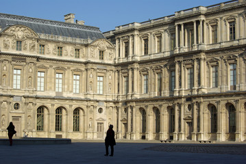 Fototapeta premium Cour Carrée du Louvre au lever du soleil à Paris, France