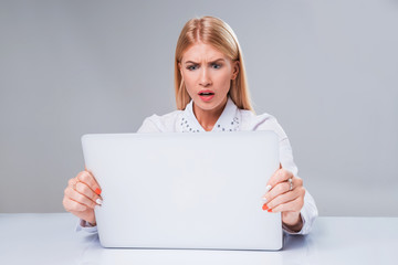 Naklejka premium Young businesswoman working at laptop computer