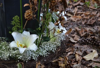 Grabdekoration aus weißen Lilien - Herbstkranz