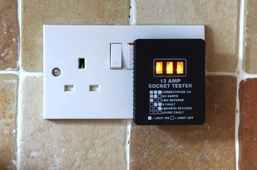 UK 13 AMP Socket tester showing plug working correctly