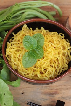 Egg noodles and raw noodles for cooking.