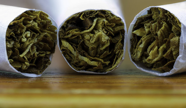 Zigaretten liegen auf einem Tisch