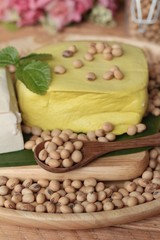 Tofu for cooking and soybean seed.