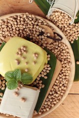 Tofu for cooking and soybean seed.