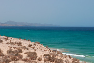 Fototapeta na wymiar Fuerteventura, Isole Canarie: uno scorcio della spiaggia di Sotavento, una delle più famose dell'isola per il windsurf e il kitesurf, il 30 agosto 2016
