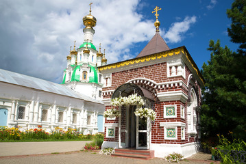 Fototapeta na wymiar Ancient orthodox chapel in memory of those killed during the Polish-Lithuanian invasion in 1609 close-up. Vvedensky Tolgskiy monastery in Yaroslavl. Golden Ring of Russia
