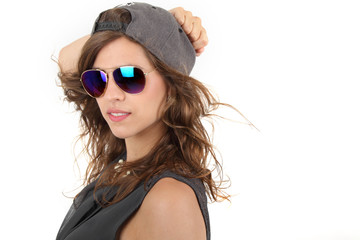 junge Frau mit Basecap