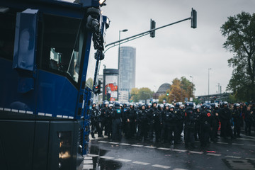 Polizeiaufmarsch bei Demonstration mit Wasserwerfer in Köln