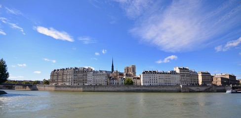 Fototapeta na wymiar Typical Parisian Buildings