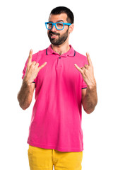 Naklejka premium Man with colorful clothes making horn gesture