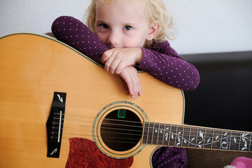 blondes mädchen mit gitarre