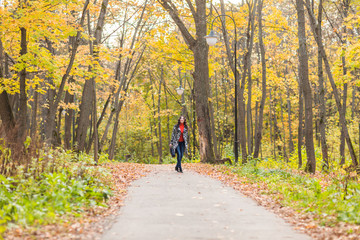 Obraz premium young girl walking in autumn park