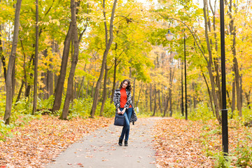 Fototapeta na wymiar Young beautiful woman in autumn park