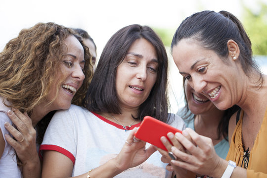 Amigas divirti&eacute;ndose con el m&oacute;vil