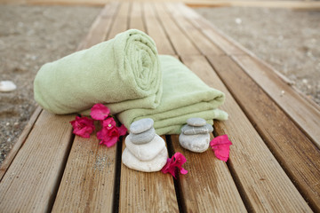 Obraz na płótnie Canvas Spa and wellness towel and flowers at tropical beach